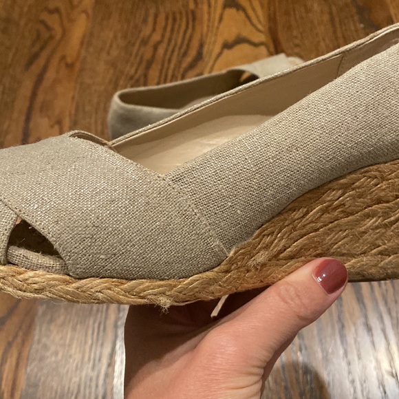 2.5” Adrienne Vittadini Bailee Wedges - Picture 3 of 4